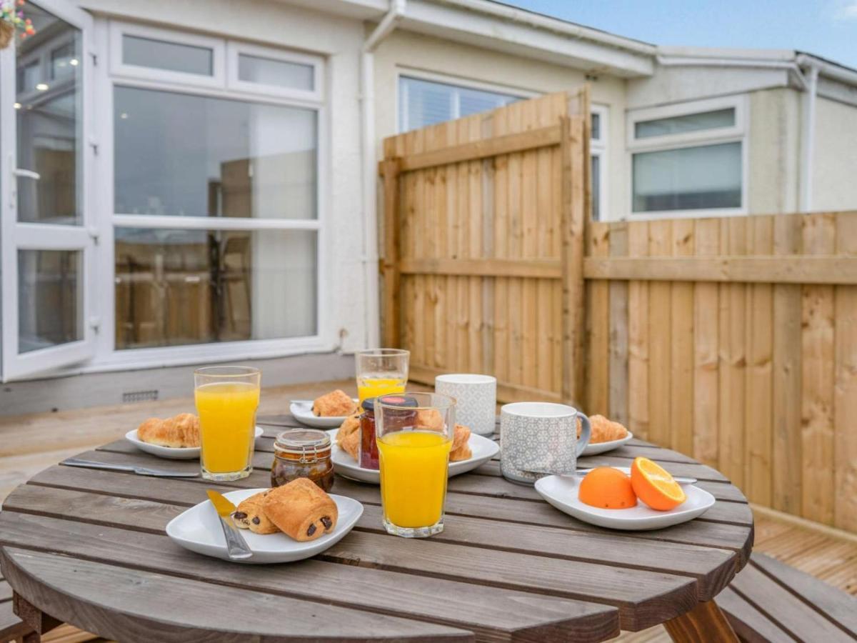 3-Bed 5-6 Berth Modernised Bungalow! Tenby Zewnętrze zdjęcie